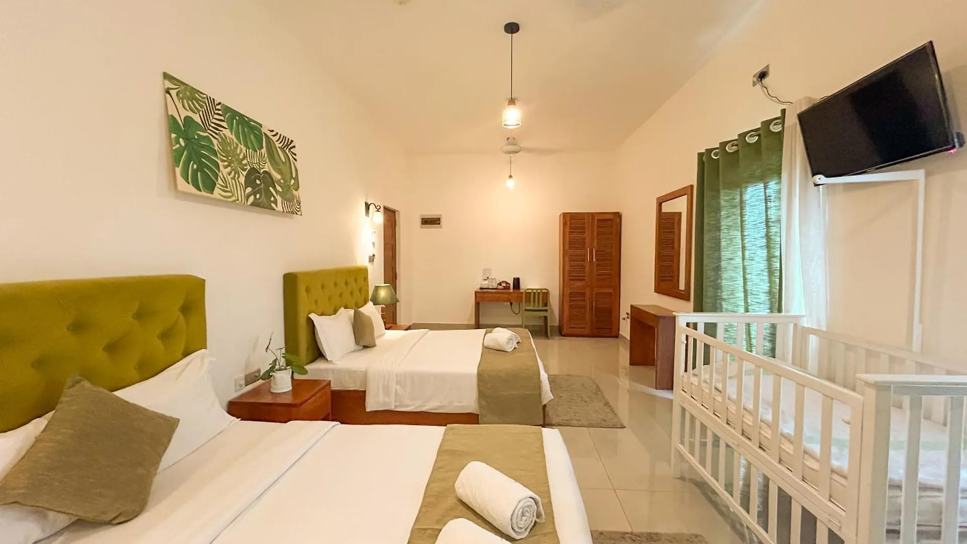 J Leaf Hotel By Blue Bird Negombo 3*,