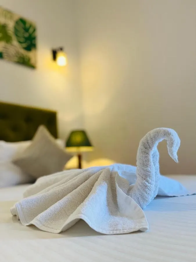J Leaf Hotel By Blue Bird 尼甘布 3*,