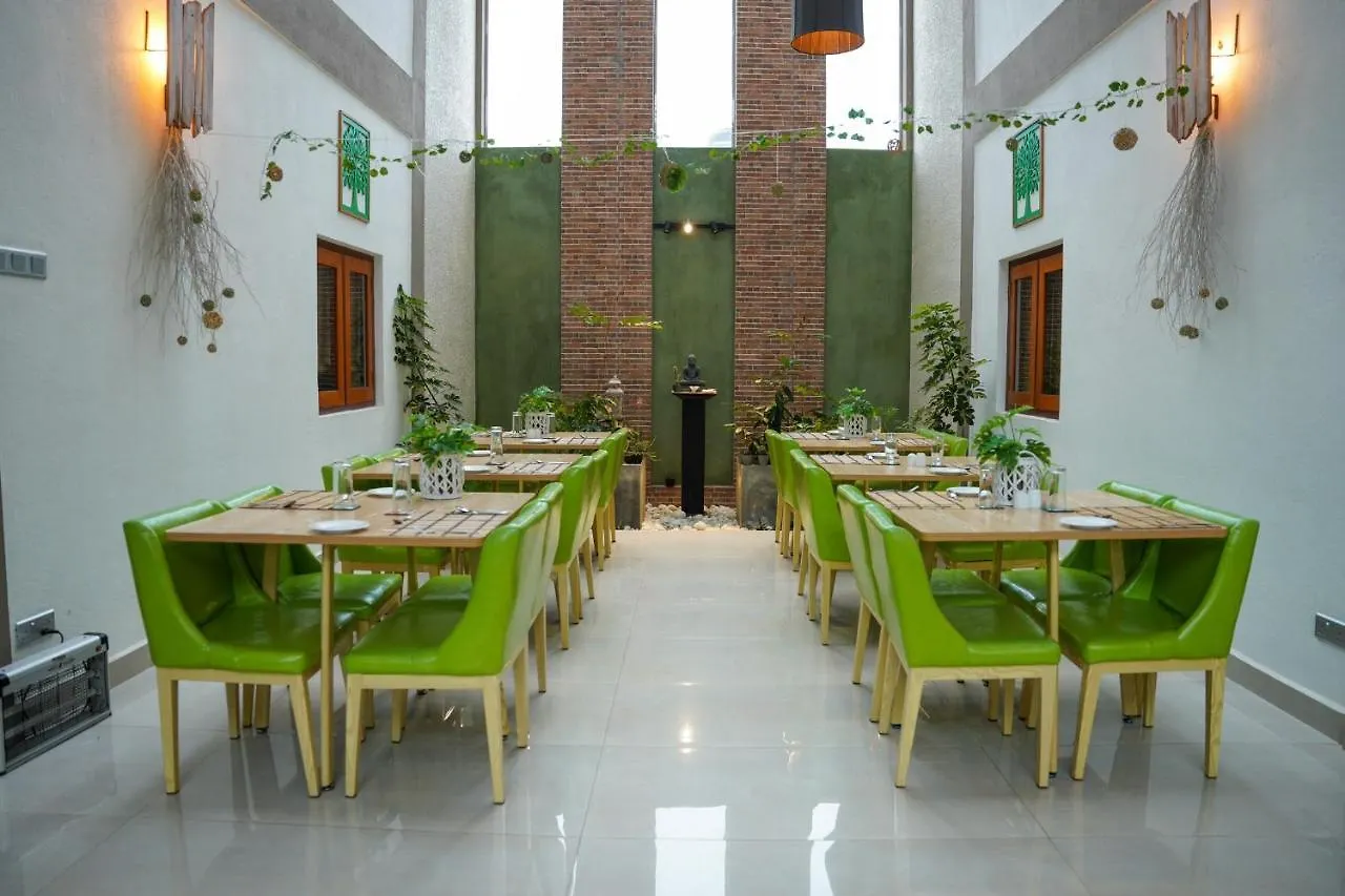 J Leaf Hotel By Blue Bird 尼甘布