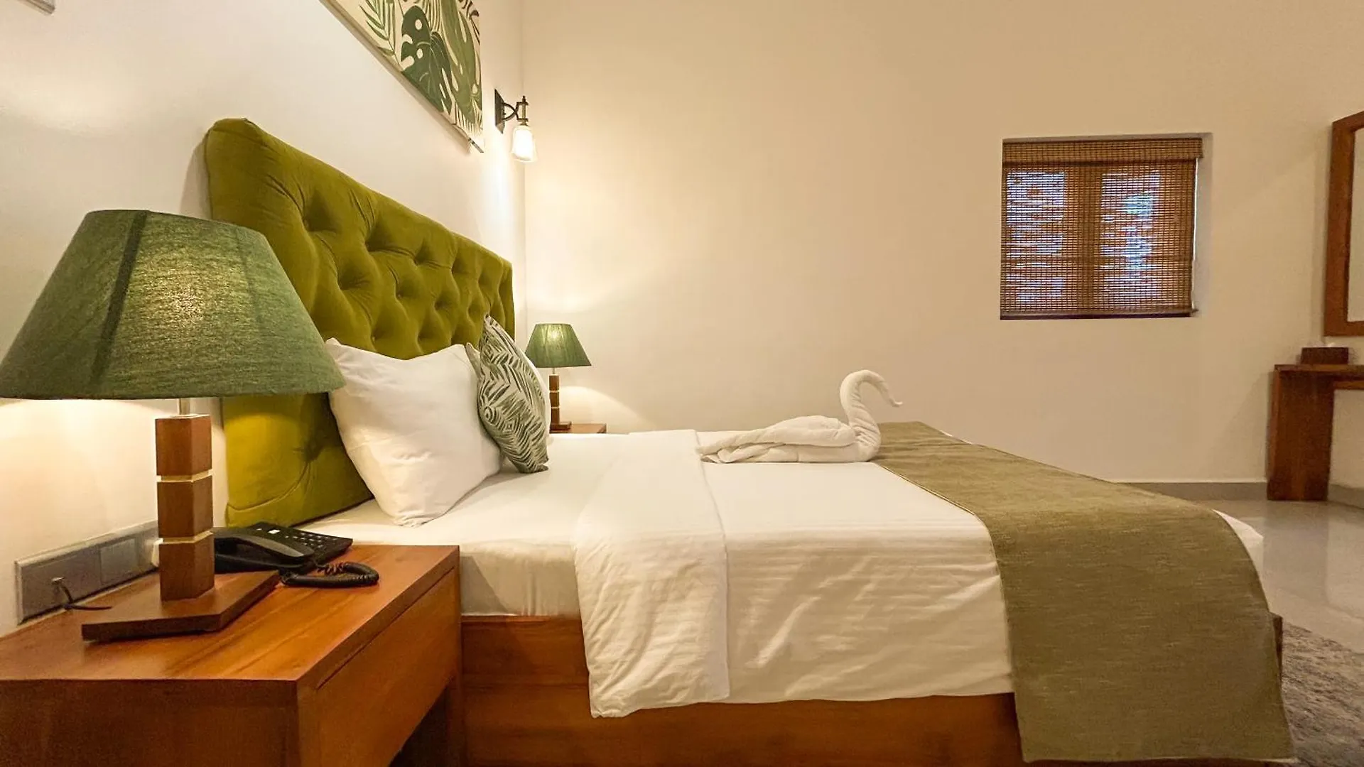 J Leaf Hotel By Blue Bird 尼甘布